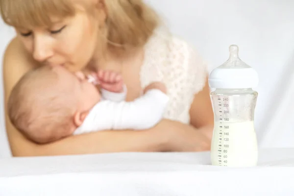 母亲用瓶子喂婴儿 有选择的重点 — 图库照片