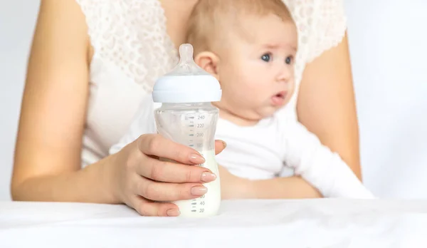 Madre Alimenta Bebé Con Biberón Enfoque Selectivo Gente — Foto de Stock