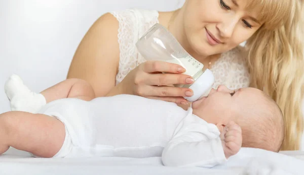 Madre Alimenta Bebé Con Biberón Enfoque Selectivo Gente — Foto de Stock