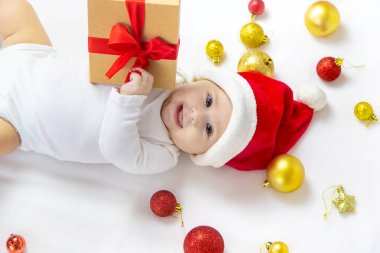 Yeni yıl dekorlu bir bebeğin Noel fotoğrafı. Seçici odaklanma. tatil.