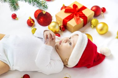 Yeni yıl dekorlu bir bebeğin Noel fotoğrafı. Seçici odaklanma. tatil.