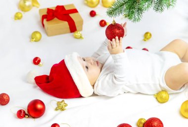 Yeni yıl dekorlu bir bebeğin Noel fotoğrafı. Seçici odaklanma. tatil.