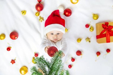 Yeni yıl dekorlu bir bebeğin Noel fotoğrafı. Seçici odaklanma. tatil.