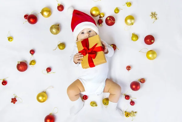 新年の装飾と赤ちゃんのクリスマスの写真 選択的集中 — ストック写真