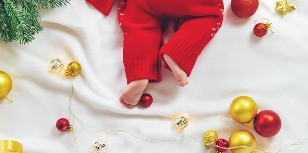 新年の装飾と赤ちゃんのクリスマスの写真 選択的集中 — ストック写真