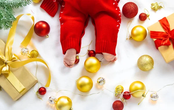 新年の装飾と赤ちゃんのクリスマスの写真 選択的集中 — ストック写真