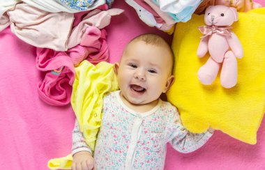 Bebek dağınık giysiler ve oyuncaklar. Seçici odaklanma. insanlar.