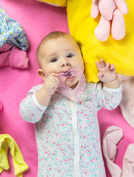 Baby Knaagt Aan Een Bijtring Selectieve Focus Mensen — Stockfoto