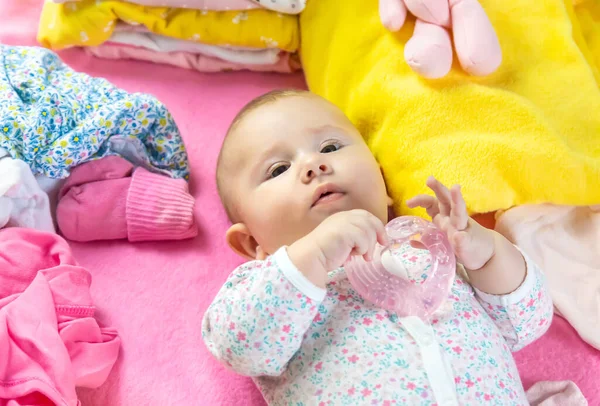 Baby Knaagt Aan Een Bijtring Selectieve Focus Mensen — Stockfoto