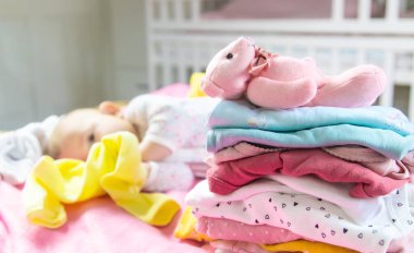 Bebek dağınık giysiler ve oyuncaklar. Seçici odaklanma. insanlar.