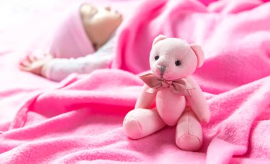 Bebek bir ayıyla uyuyor. Seçici odaklanma. insanlar.