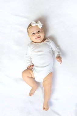 Bebek 4 aylık ve oyun oynanıyor. Seçici odaklanma. insanlar.