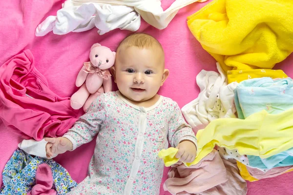 Dětské Roztroušené Oblečení Hračky Selektivní Soustředění Lidé — Stock fotografie