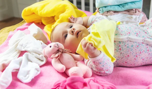 Dziecko Rozrzucone Ubrania Zabawki Wybiórcze Skupienie Ludzie — Zdjęcie stockowe