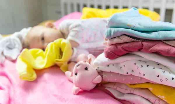 Baby Verstreute Kleidung Und Spielzeug Selektiver Fokus Menschen — Stockfoto