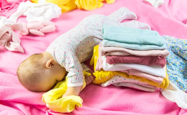 Baby Verstreute Kleidung Und Spielzeug Selektiver Fokus Menschen — Stockfoto