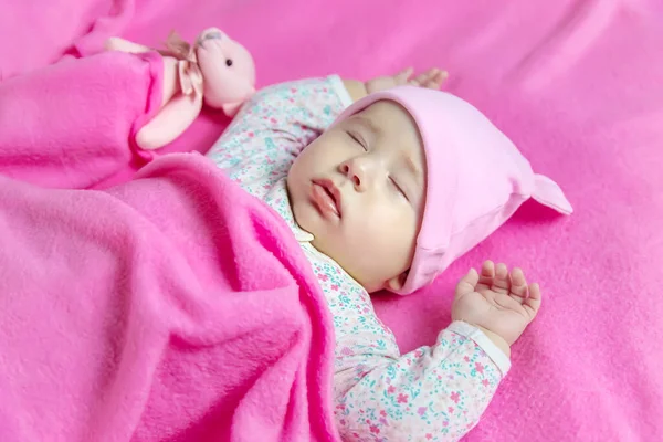 Bambino Dorme Con Orso Concentrazione Selettiva Persone — Foto Stock