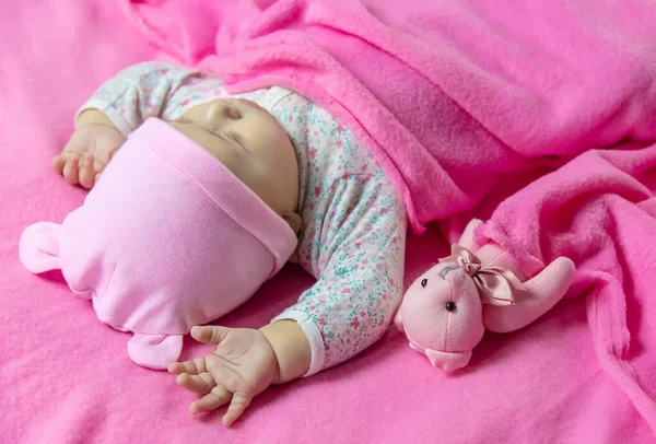 Baby Slaapt Met Een Beer Selectieve Focus Mensen — Stockfoto