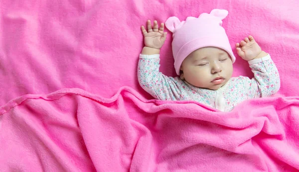 Baby Schläft Auf Einem Rosa Bett Selektiver Fokus Menschen — Stockfoto