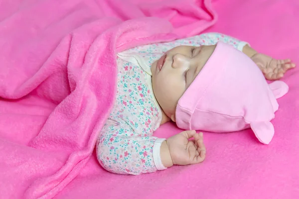 Dziecko Śpi Różowym Łóżku Wybiórcze Skupienie Ludzie — Zdjęcie stockowe