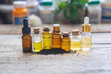 Küçük bir şişedeki siyah kimyon yağı. Seçici odaklanma. Doğa.