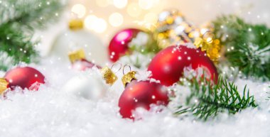 Noel arkaplanı ve güzel bir dekor. Yeni yıl. Seçici odaklanma. Tatil.