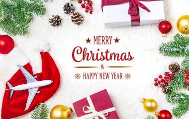 Uçaklı güzel bir Noel geçmişi, seyahat konsepti. Seçici odaklanma. Tatil.