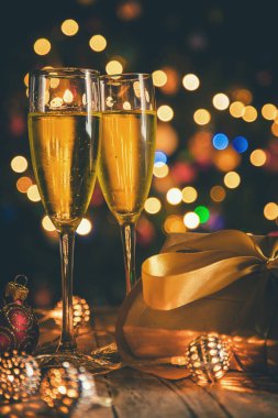 Noel arkaplanı, dekorasyon ve şampanya. Seçici odaklanma. Tatil.
