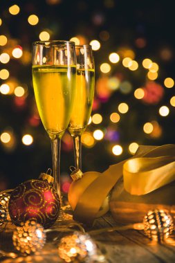 Noel arkaplanı, dekorasyon ve şampanya. Seçici odaklanma. Tatil.