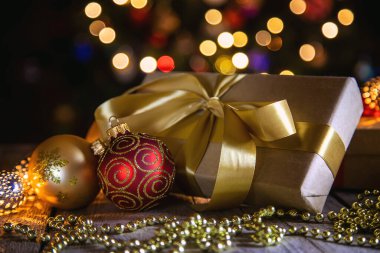 Noel ağacının altında hediyeler olan bir Noel arkaplanı. Seçici odaklanma. tatil.