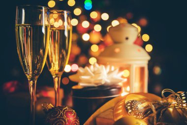 Noel arkaplanı, dekorasyon ve şampanya. Seçici odaklanma. Tatil.