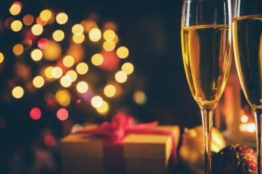 Noel arkaplanı, dekorasyon ve şampanya. Seçici odaklanma. Tatil.