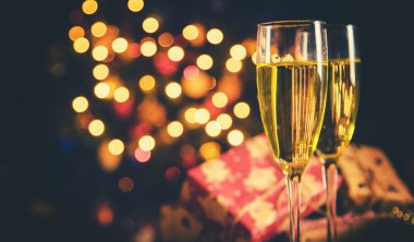 Noel arkaplanı, dekorasyon ve şampanya. Seçici odaklanma. Tatil.