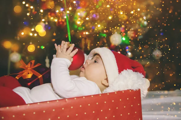 赤ん坊は木の下にいるクリスマス 選択的フォーカス — ストック写真