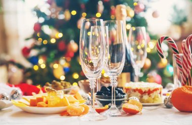 Şampanya ve yemekli Noel masası. Seçici odaklanma. Tatil.