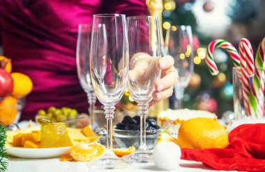 Şampanya, Noel ağacının arka planında. - İnsanlar. Seçici odaklanma. Tatil.