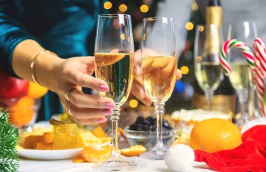 Şampanya, Noel ağacının arka planında. - İnsanlar. Seçici odaklanma. Tatil.