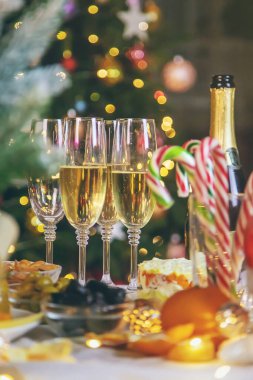 Şampanya ve yemekli Noel masası. Seçici odaklanma. Tatil.