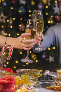 Şampanya, Noel ağacının arka planında. - İnsanlar. Seçici odaklanma. Tatil.
