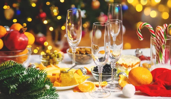 Mesa Natal Com Champanhe Comida Foco Seletivo Férias — Fotografia de Stock