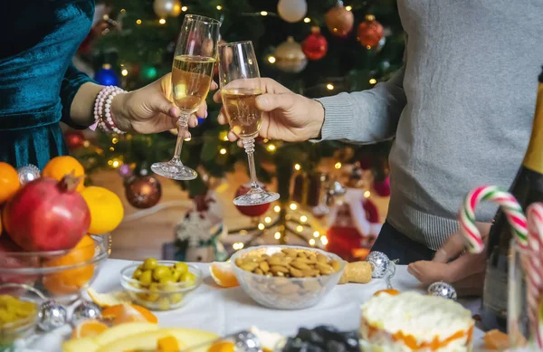 stock image Champagne in hand against the background of the Christmas tree. People. Selective focus. Holiday.