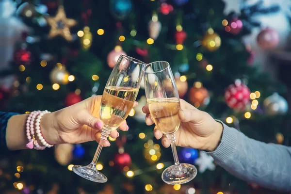 Champagne Main Sur Fond Arbre Noël Les Gens Focalisation Sélective — Photo