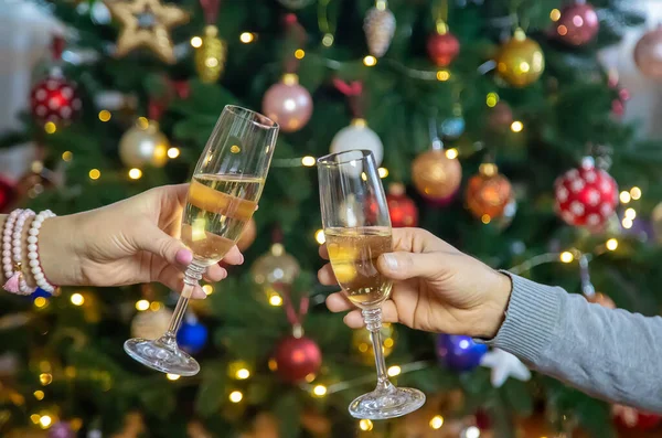 Champagne Hand Tegen Achtergrond Van Kerstboom Mensen Selectieve Focus Vakantie — Stockfoto