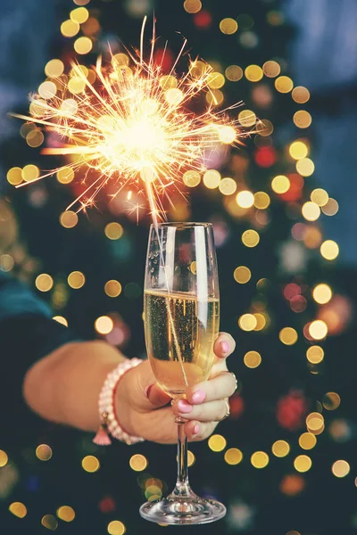 Champagne Main Sur Fond Arbre Noël Focalisation Sélective Vacances — Photo