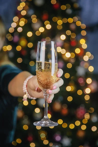 Champagne Hand Tegen Achtergrond Van Kerstboom Selectieve Focus Vakantie — Stockfoto