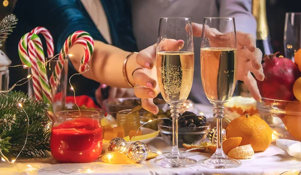 Champagne Main Sur Fond Arbre Noël Les Gens Focalisation Sélective — Photo