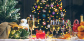 Vánoční stolek se šampaňským a jídlem. Selektivní soustředění. Dovolená.
