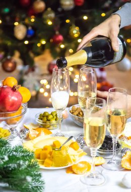 Şampanya, Noel ağacının arka planında. - İnsanlar. Seçici odaklanma. Tatil.