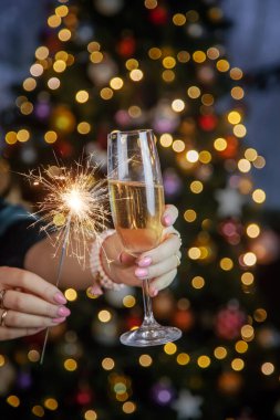 Şampanya, Noel ağacının arka planında. Seçici odaklanma. Tatil.