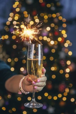 Şampanya, Noel ağacının arka planında. Seçici odaklanma. Tatil.